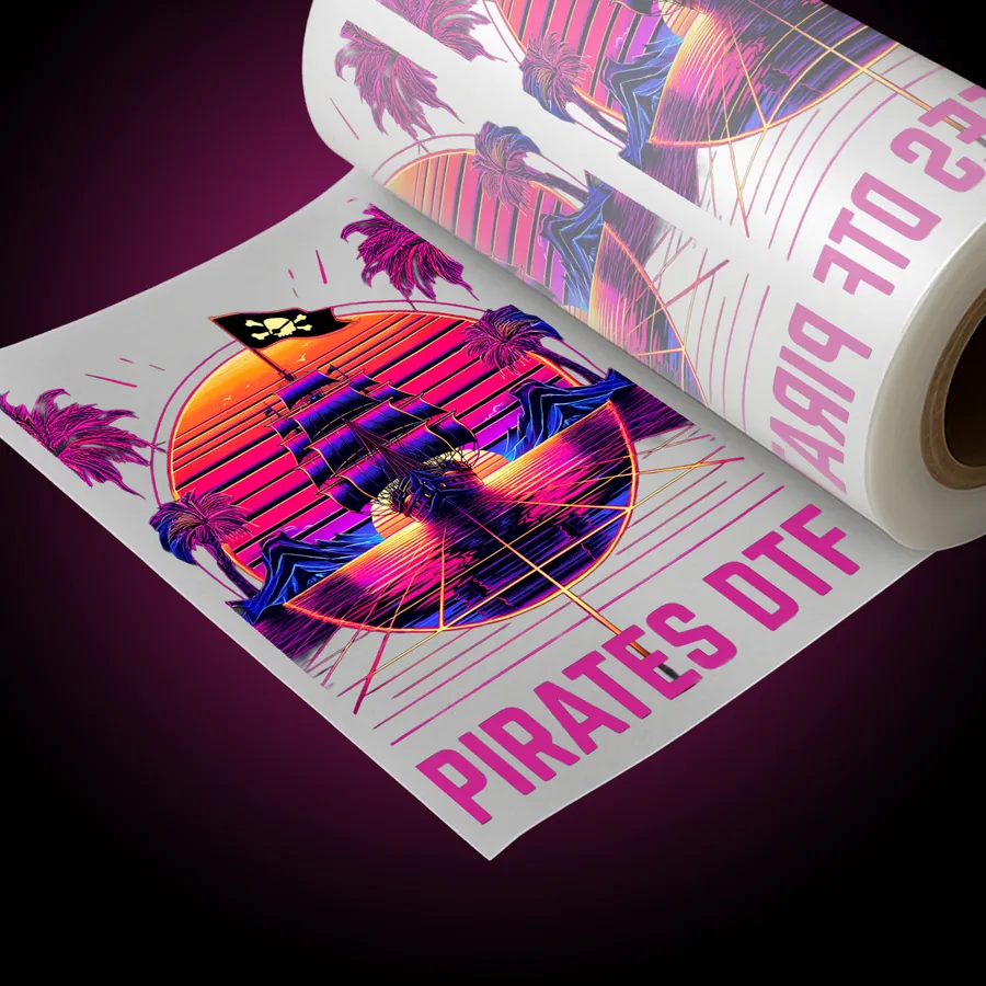 Rouleau de film DTF imprimé d’un navire pirate au coucher du soleil et du texte Pirates DTF
